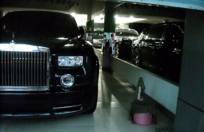 Phiên bản Year of the Dragon được Rolls-Royce tạo ra nhằm vinh danh thị trường lớn nhất là Trung Quốc nhân dịp năm con Rồng. Những chiếc Phantom thuộc phiên bản này có những đặc điểm nhận dạng như đường kẻ đúp kéo dài dọc thân xe với một con rồng nằm phía mũi xe. Trong cabin là hình rồng thêu trên chỗ tựa đầu, chỉ khâu gồm 4 màu: nâu vàng, cát vàng, đen và trắng. Hình rồng màu vàng in trên bảng điều khiển phía trước ghế hành khách, phía dưới là chữ "Phantom" cùng màu. Trên trần xe là bầu trời sao lấp lánh, hàng ghế sau có hộc để rượu và cốc uống. Ở bậc cửa là dòng chữ "Year of the Dragon 2012" nằm phía dưới logo Rolls-Royce.